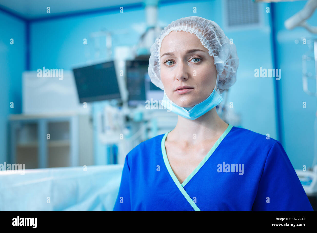 Fatigué à la recherche infirmière tout droit à huis clos Banque D'Images