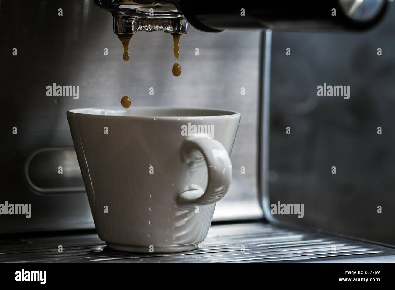 Close up shot hivernal de l'espresso des gouttes en coupe blanc Banque D'Images