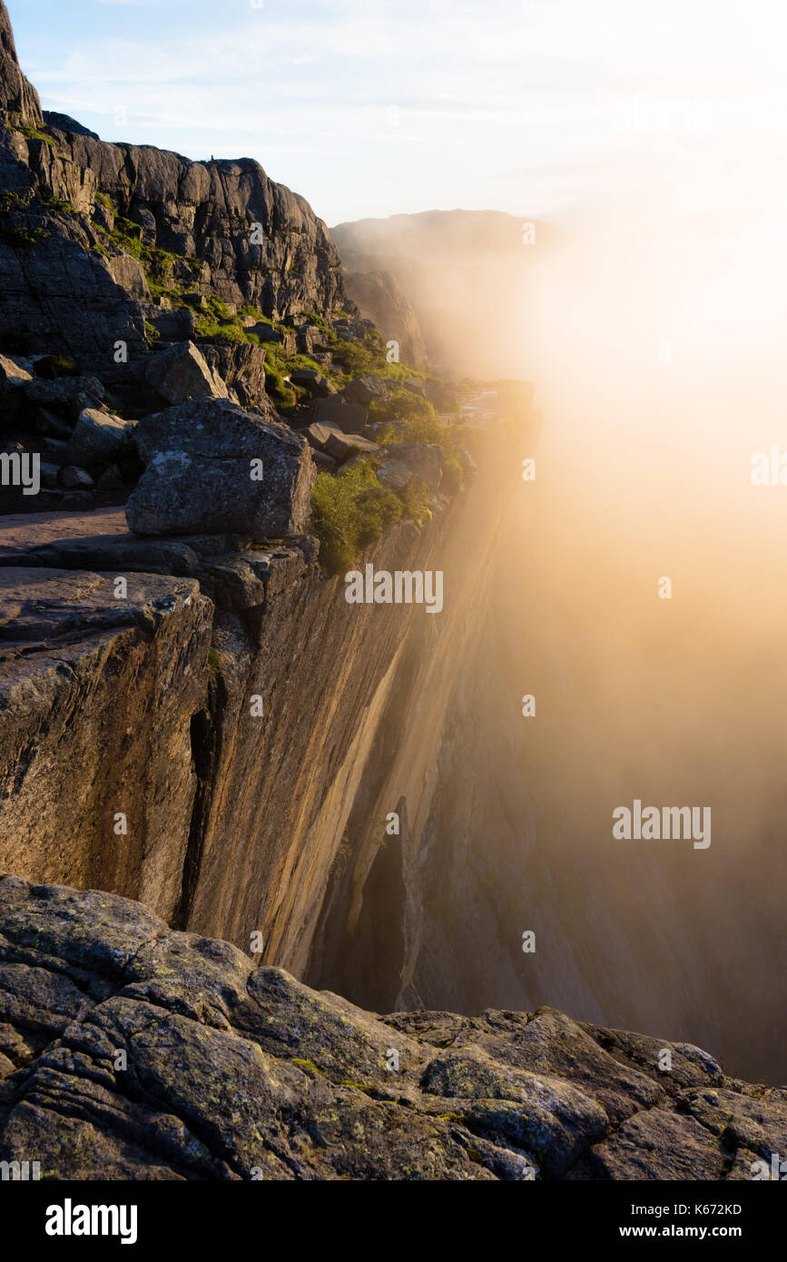 Matin brumeux sur preikestolen Banque D'Images