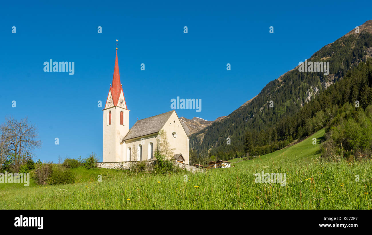 Eglise du village dans le sud du Tyrol, racines, Trentin-Haut-Adige, Italie du nord Banque D'Images
