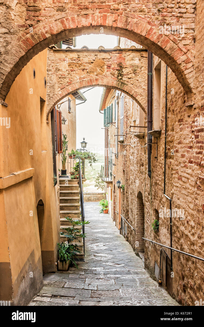 Belle rue étroite à Montepulciano en toscane italie. montpulciano est célèbre pour son vin. Banque D'Images