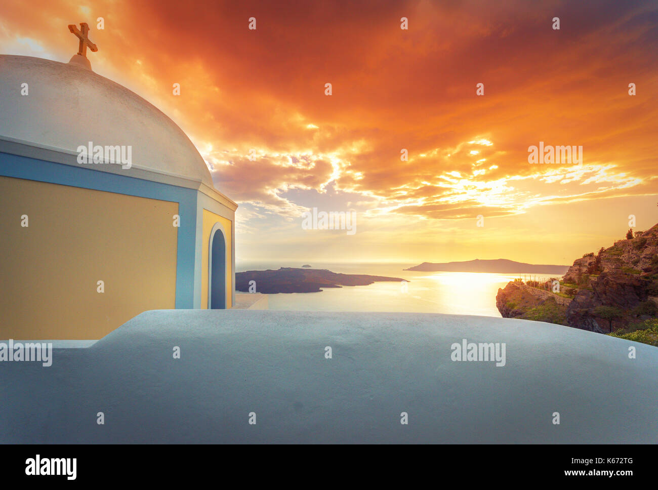 Soirée étonnante vue de Fira, la caldeira, le volcan de Santorin, Grèce avec les navires de croisière au coucher du soleil. Ciel nuageux Ciel dramatique. Banque D'Images