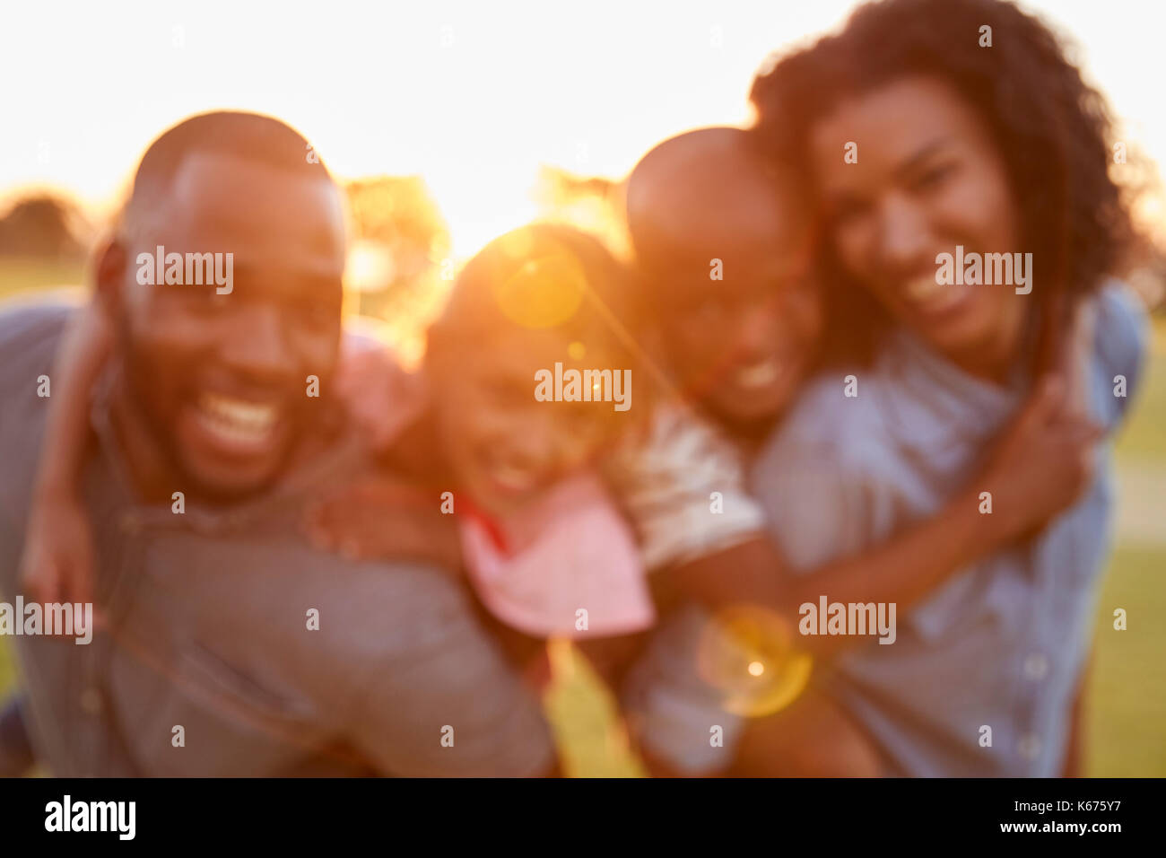 Portrait of young black couple avec enfants sur piggyback Banque D'Images