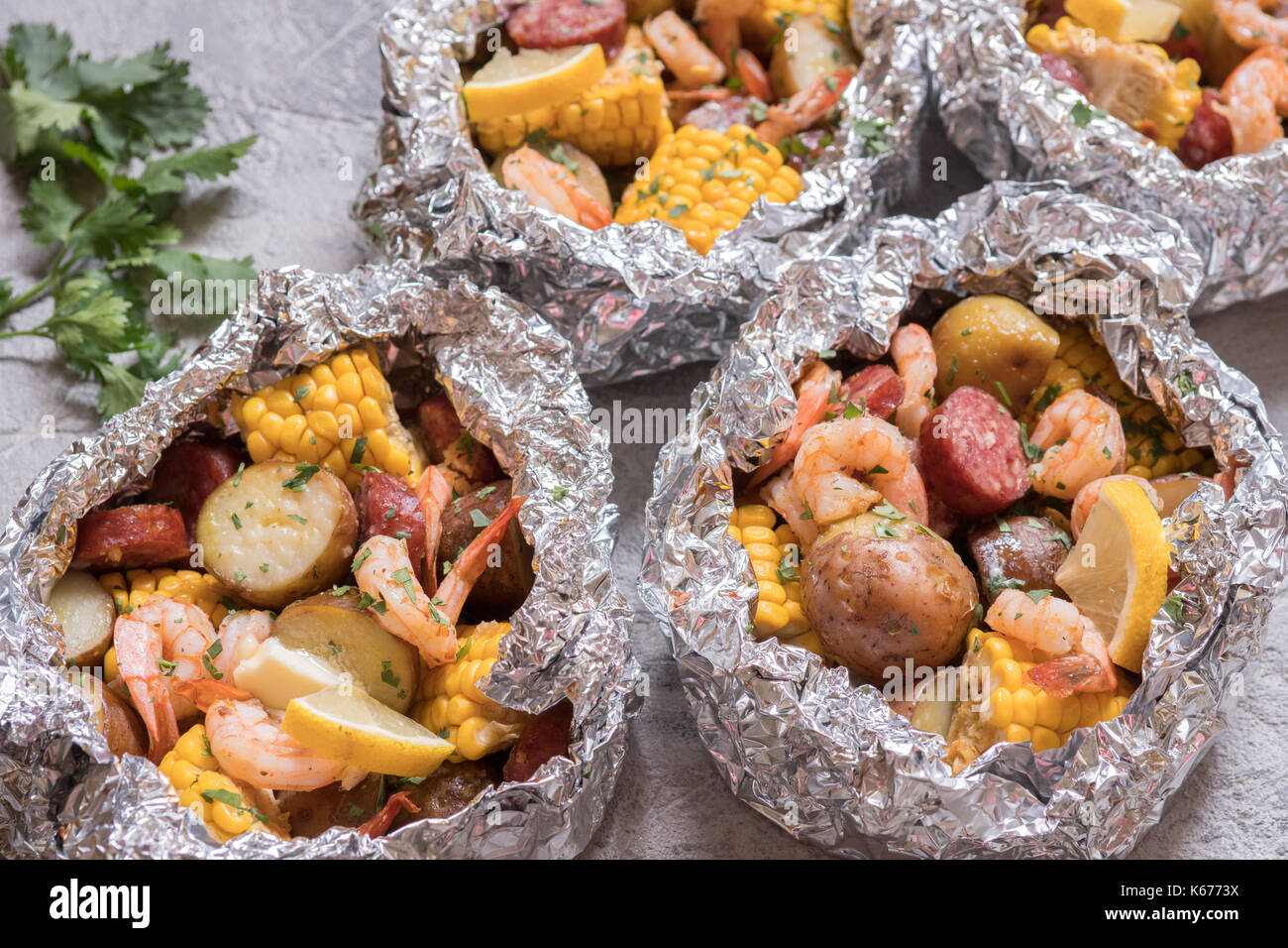 Faire bouillir les crevettes Cajun maison traditionnelle avec des pommes de terre et le maïs
