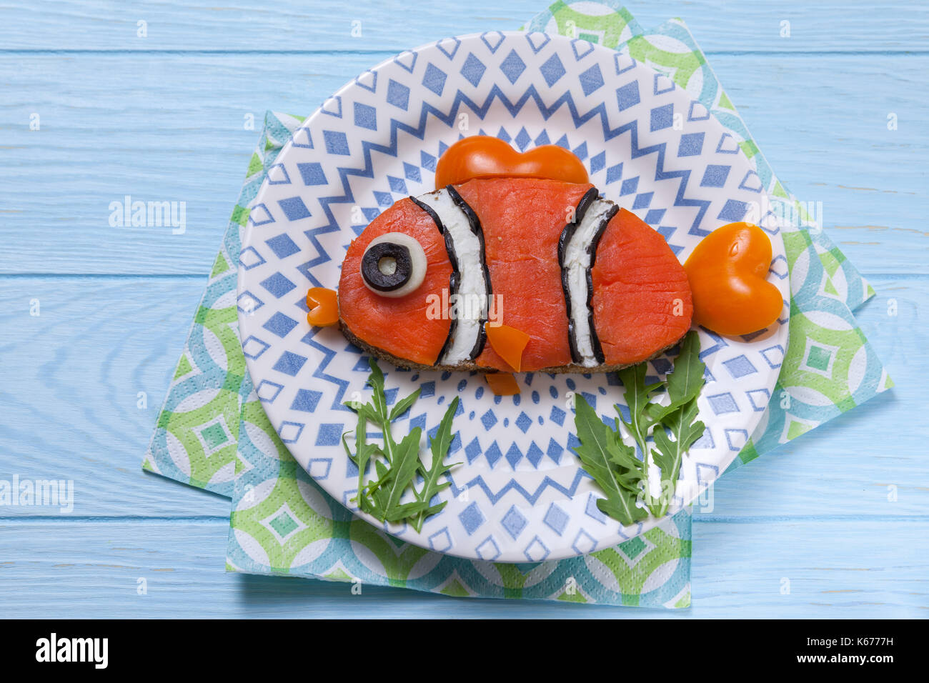 Sandwich au saumon poisson rigolo pour les enfants déjeuner Banque D'Images