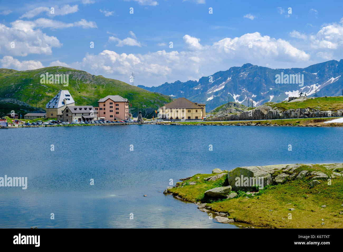Paysage avec les bâtiments du petit village et un lac sur haut de Passo del San Gottardo, col du Gothard Banque D'Images