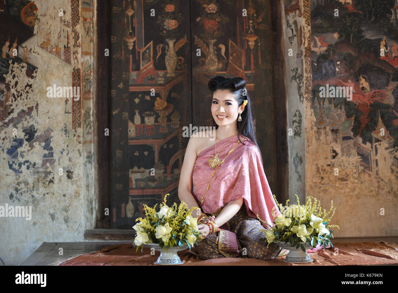 Portrait of a smiling woman in traditional clothing, Thaïlande Banque D'Images