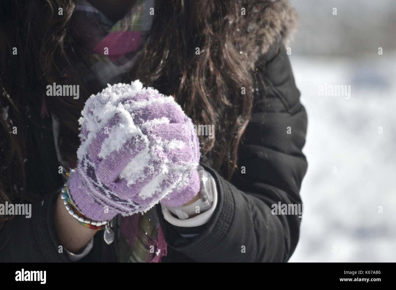 Avoir une fille snowball fight Banque D'Images