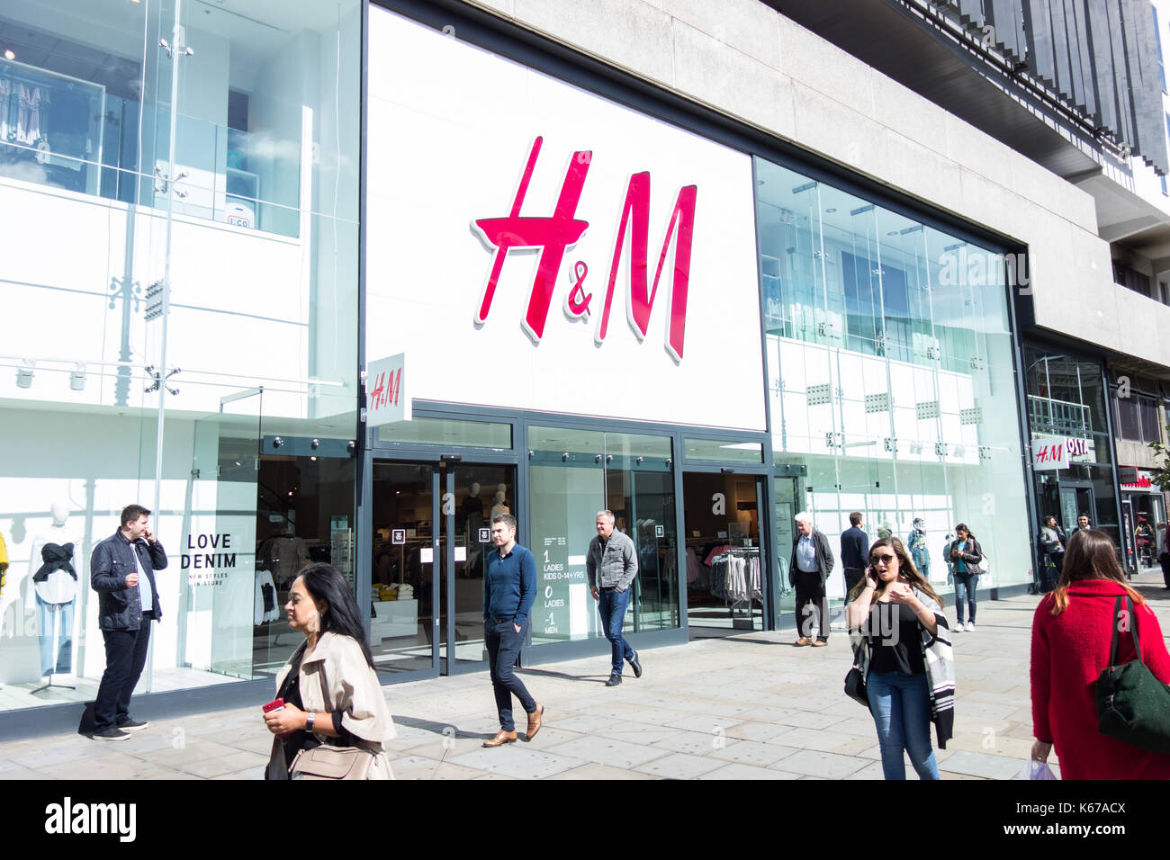 H&M Store front sur King Street, Hammersmith, London, W6, UK Photo Stock -  Alamy