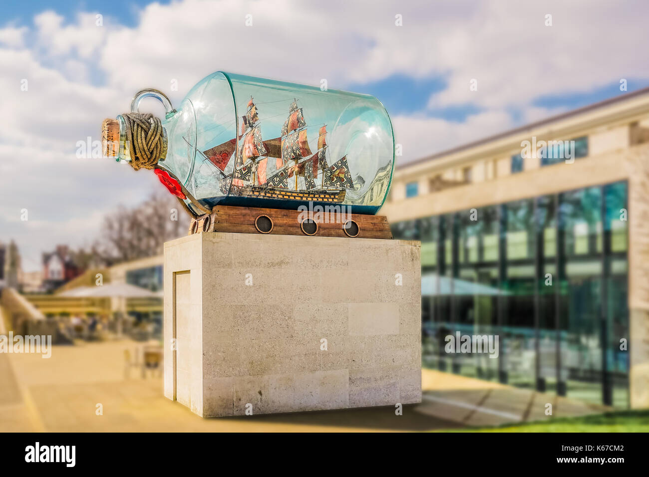 "Nelson's ship in a bottle" par Yinka Shonibare sur l'affichage à l'extérieur de la National Maritime Museum de Greenwich, London, UK Banque D'Images