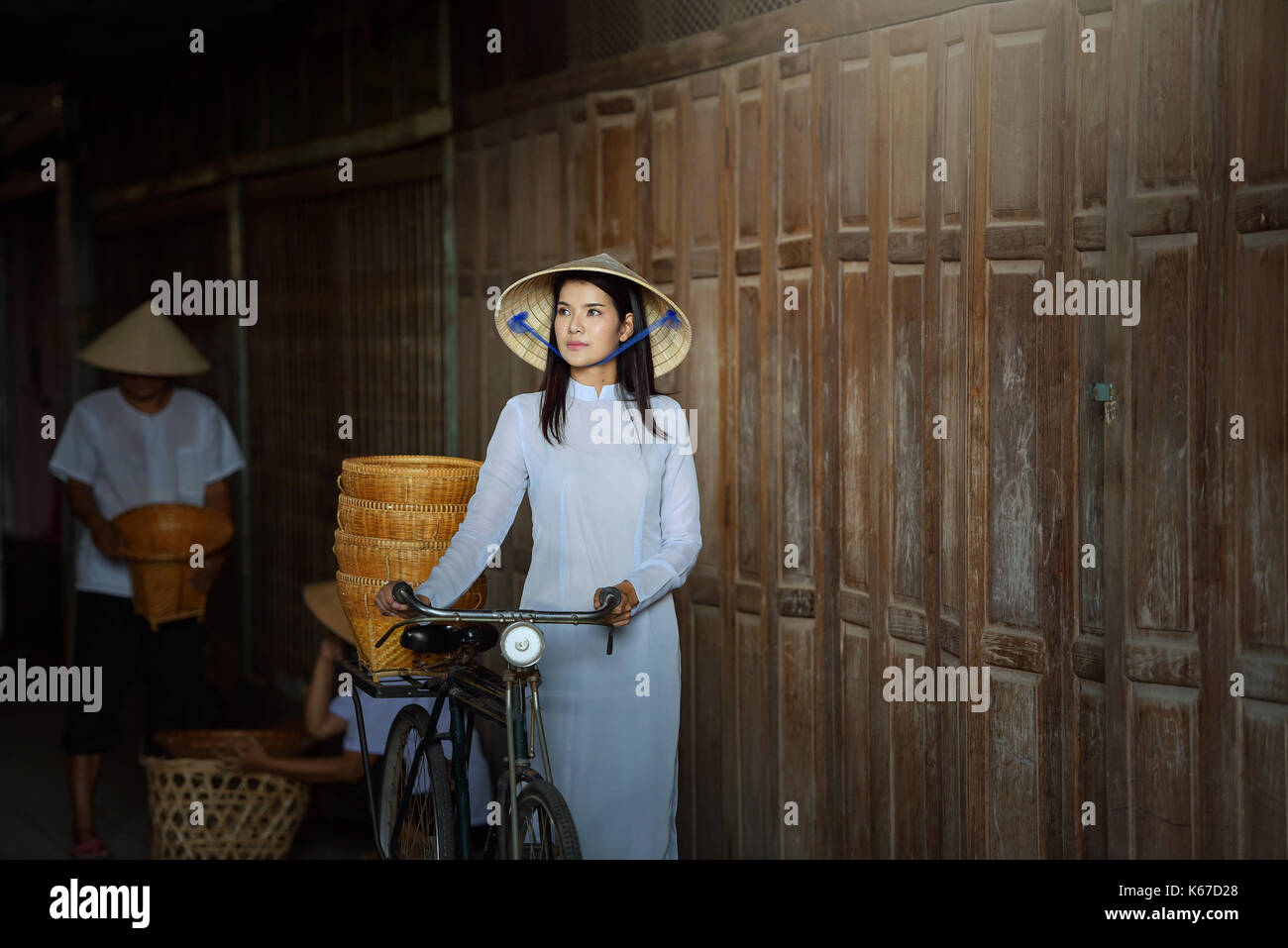 Femme avec un vélo, Vietnam Banque D'Images