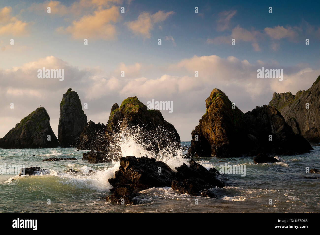 Vagues Se Brisant Sur Les Rochers Plage De Laga Barcelos