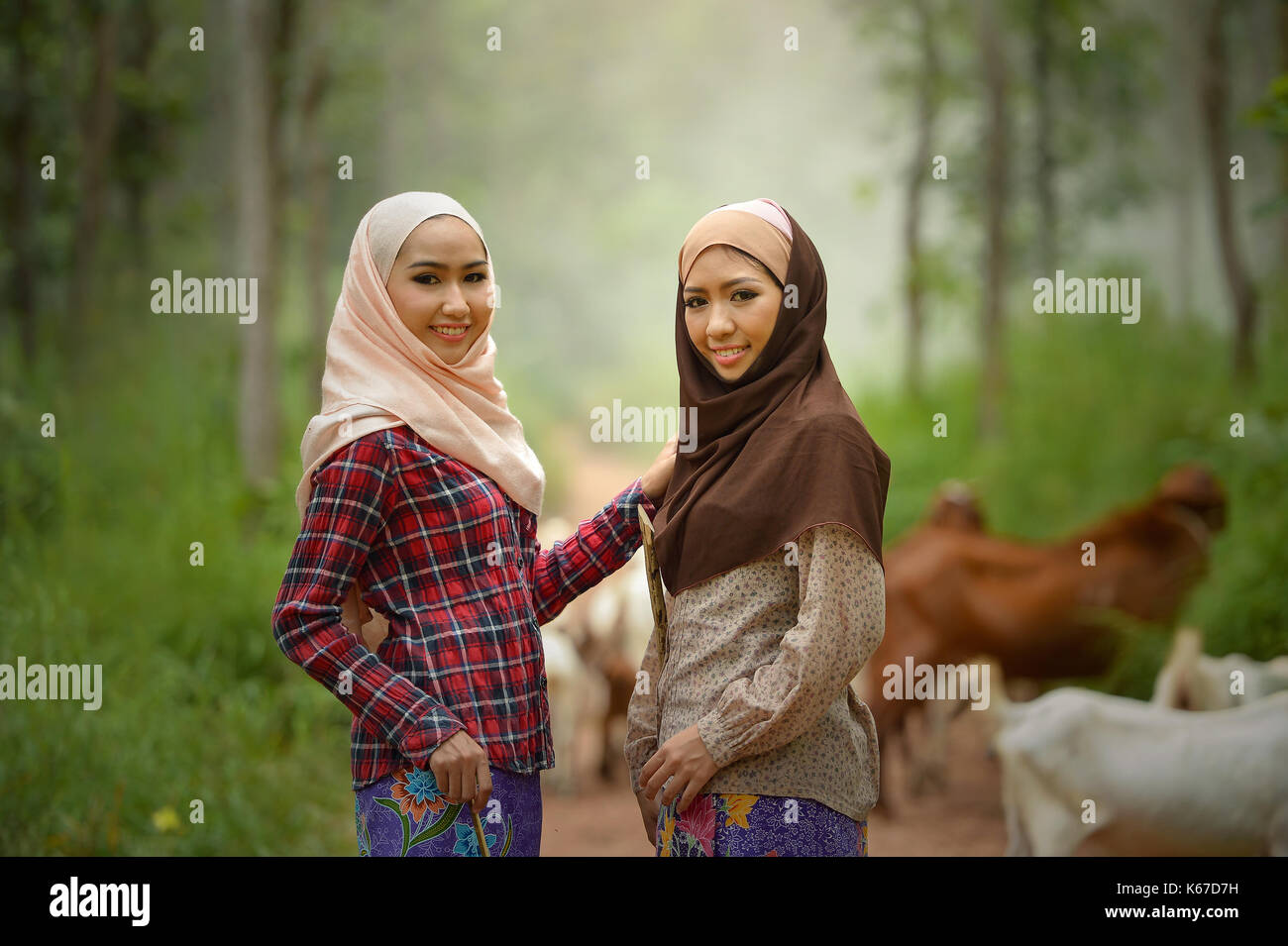 Portrait of smiling deux femmes portant le hijab traditionnel Banque D'Images