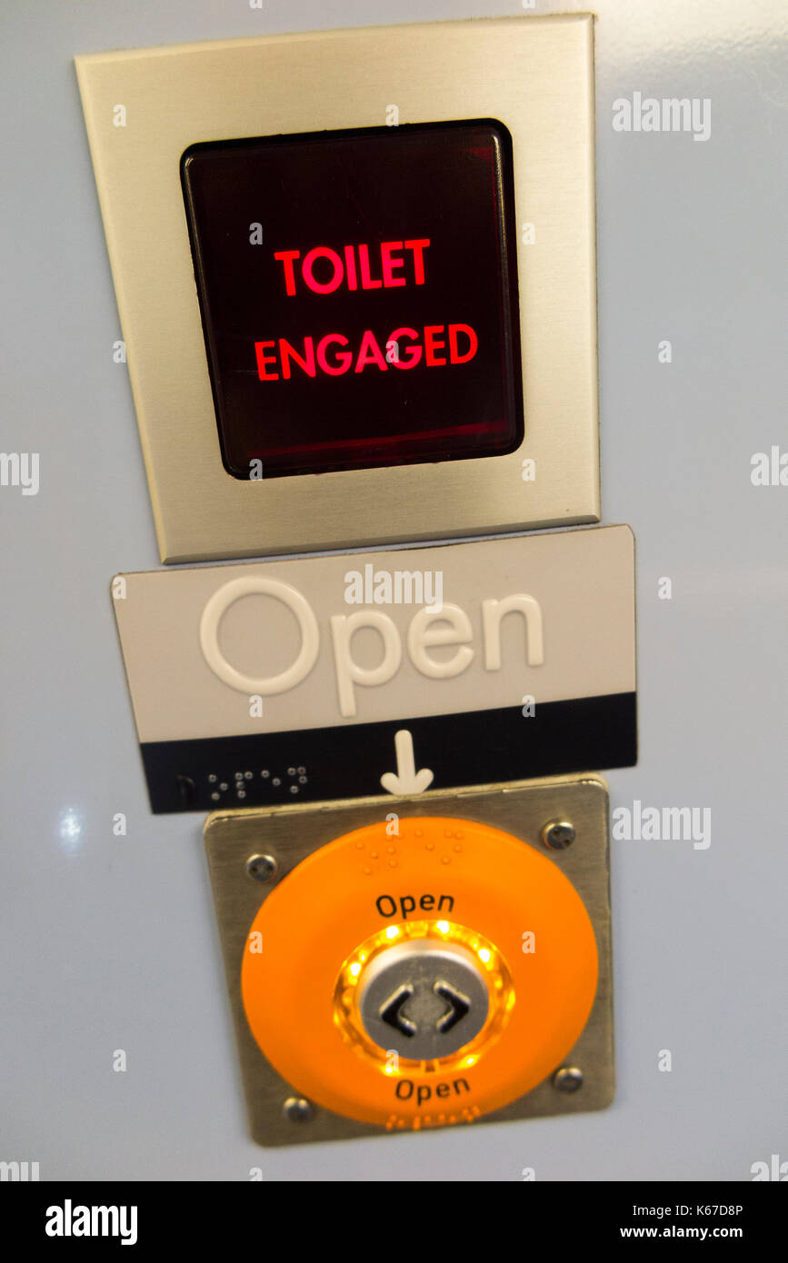 Un témoin lumineux indiquant que la toilette est engagé / occupé sur un service de banlieue dans la région de Angleterre du Sud-Est / South West Trains. Et le bouton 'Ouvrir' Banque D'Images