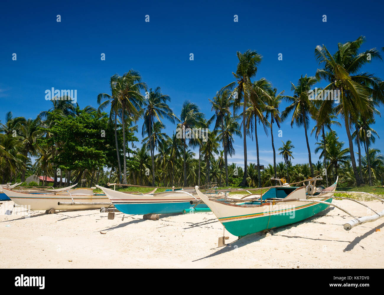 Bateaux de pêche sur la plage, Guimbatayan, île de Cebu, Philippines Banque D'Images