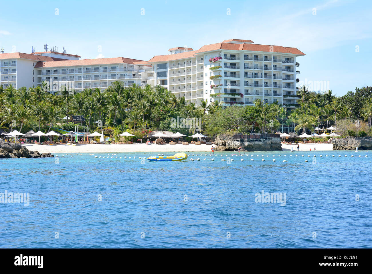 Cebu, Philippines - Le 5 avril 2016 : shangri la mactan resort and spa à partir de l'eau. Le complexe hôtelier de luxe dispose d'un sanctuaire marin. Banque D'Images