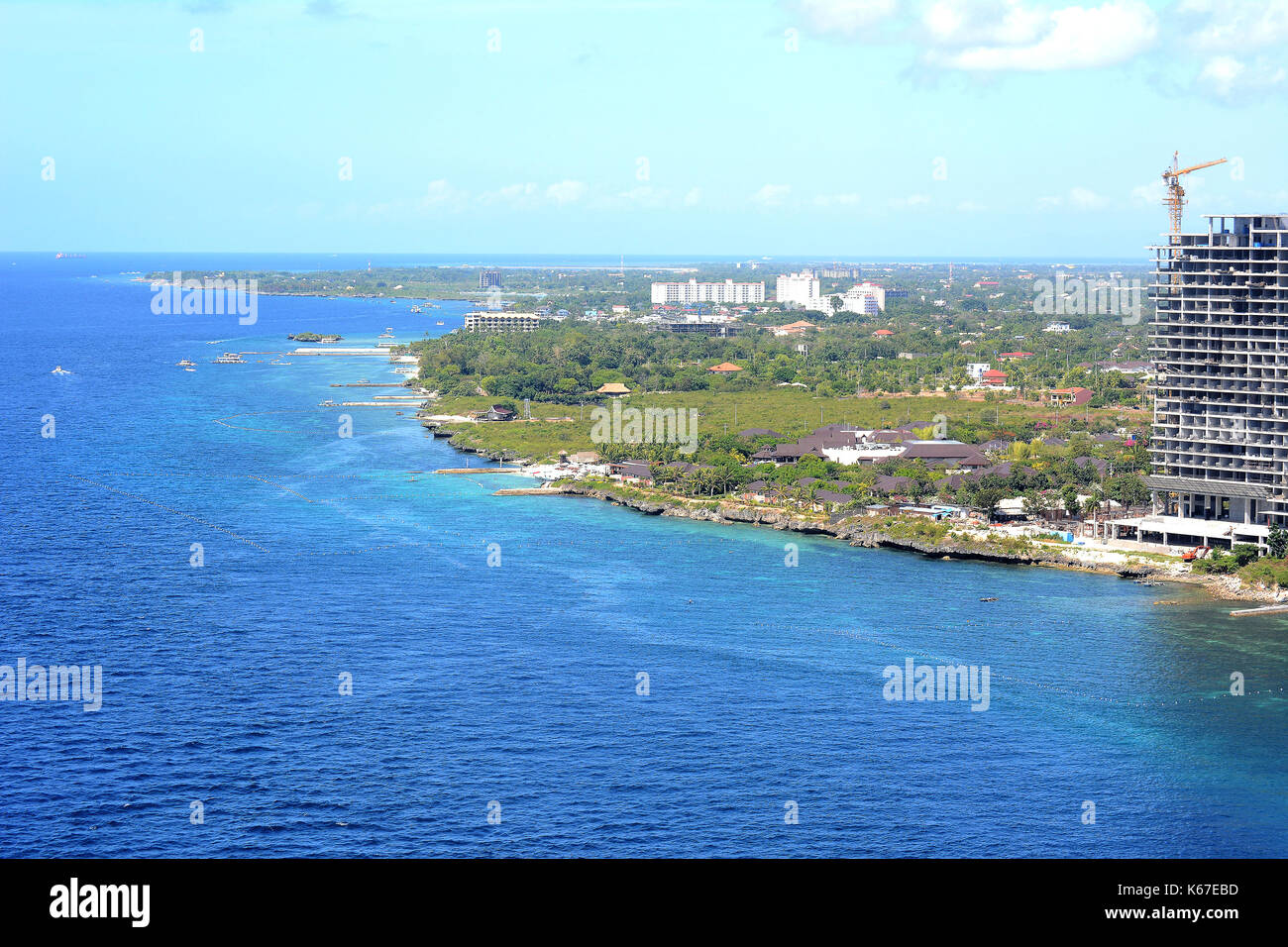 Cebu, Philippines - Le 5 avril 2016 : Vue aérienne de l'île de Cebu. shangri-la mactan resort and spa sont visibles le long de avec d'autres stations et construire de nouvelles Banque D'Images