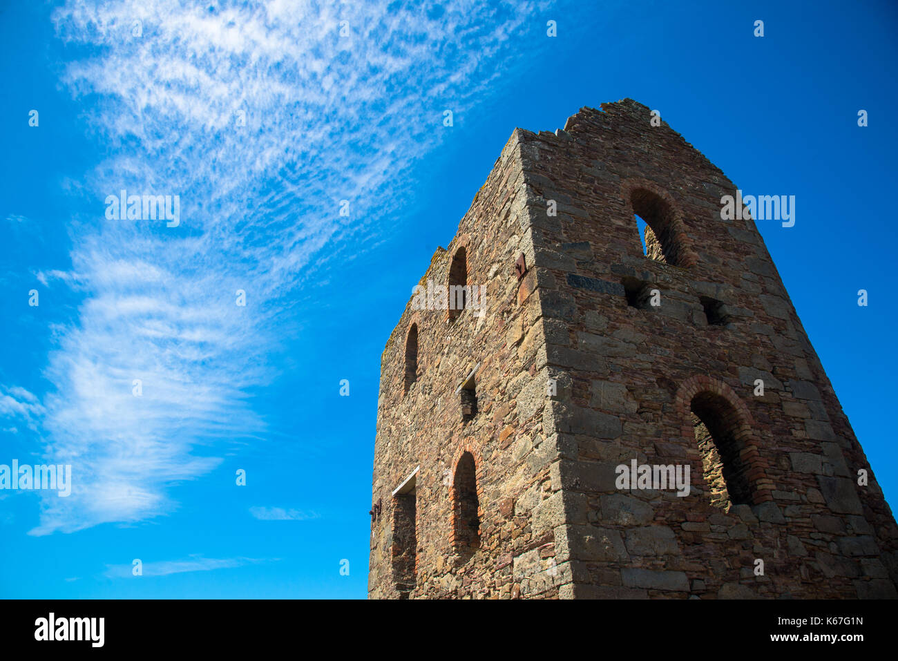 Ruines de l'ancienne mine d'étain à l'usine de côte nord des Cornouailles, Angleterre Banque D'Images