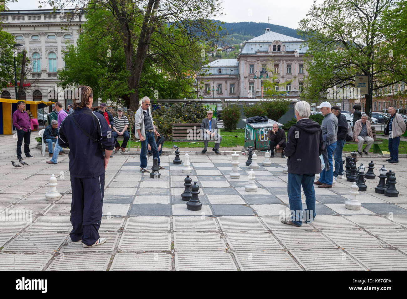 Sarajevo, Bosnie-Herzégovine - 15 avril 2017 : de vieux hommes jouant un jeu d'échecs géant dans le centre-ville de Sarajevo, capitale de la Bosnie. ce che Banque D'Images