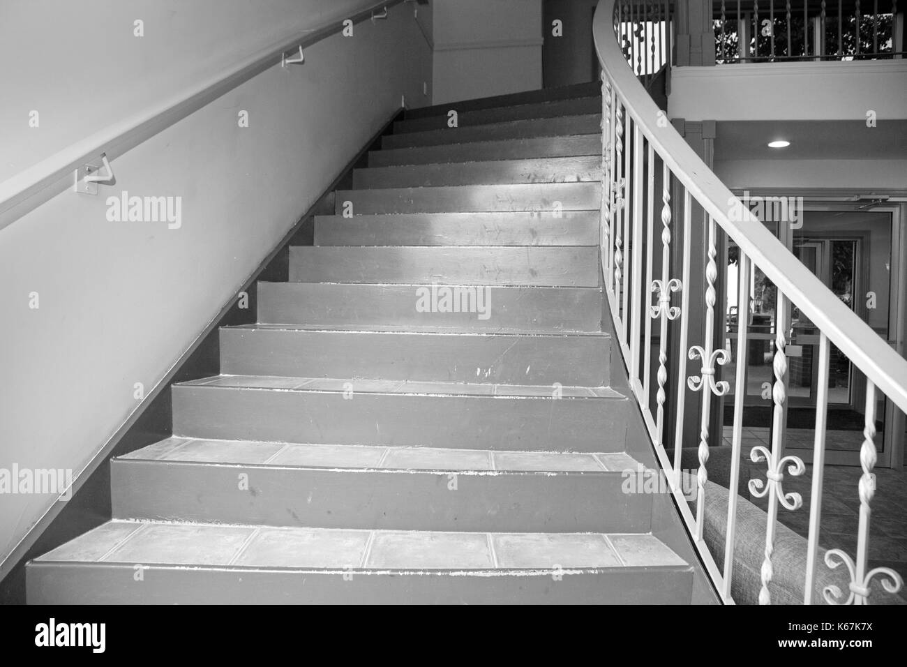 Vue en noir et blanc de l'ancien immeuble d'escalier Banque D'Images