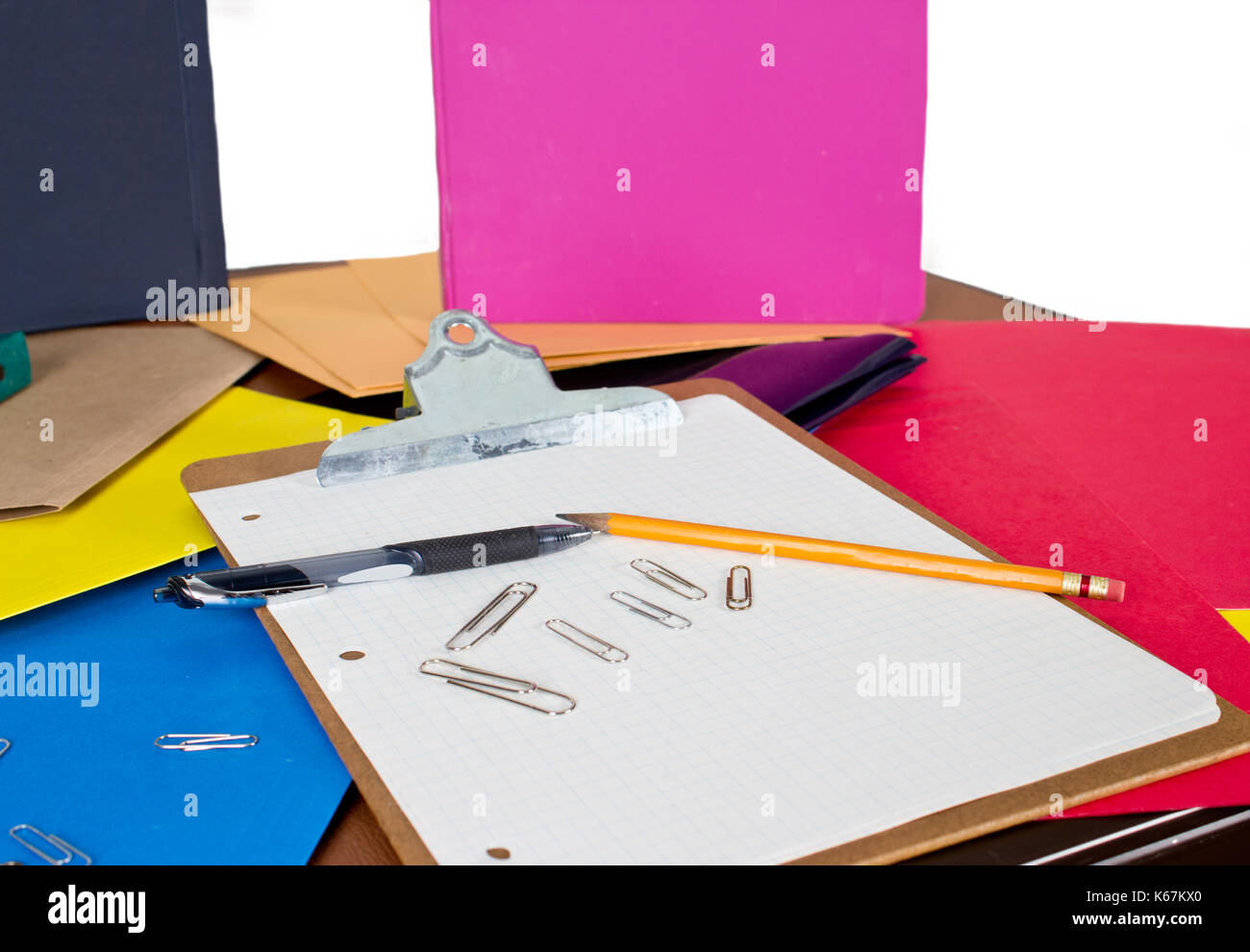 Un bureau malpropre de l'espace pour retourner à l'école ou au bureau, avec le presse-papiers, stylos, classeurs, papiers, et les trombones Banque D'Images