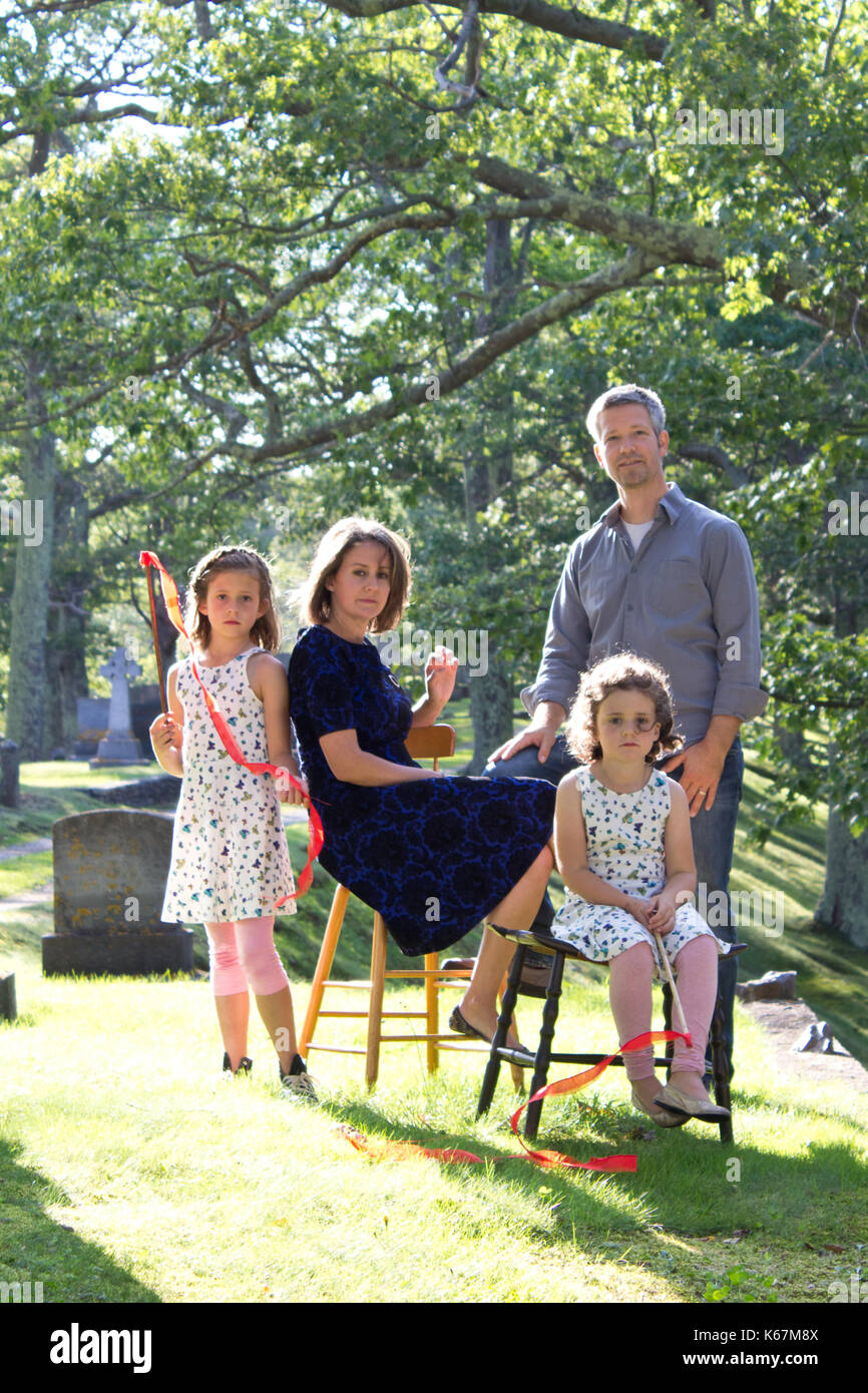 Un triste à la famille dans le cimetière avec des expressions graves Banque D'Images