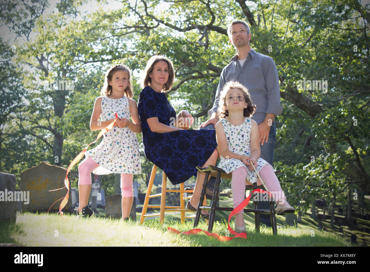 Une messe solennelle à la recherche des parents et des filles dans un cimetière lors d'une journée ensoleillée, à la recherche dans les cieux Banque D'Images