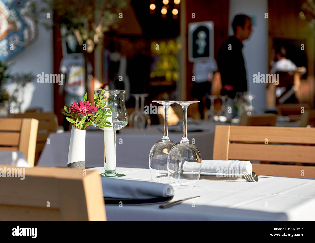 Verres à vin vide sur une table au restaurant en plein air Banque D'Images