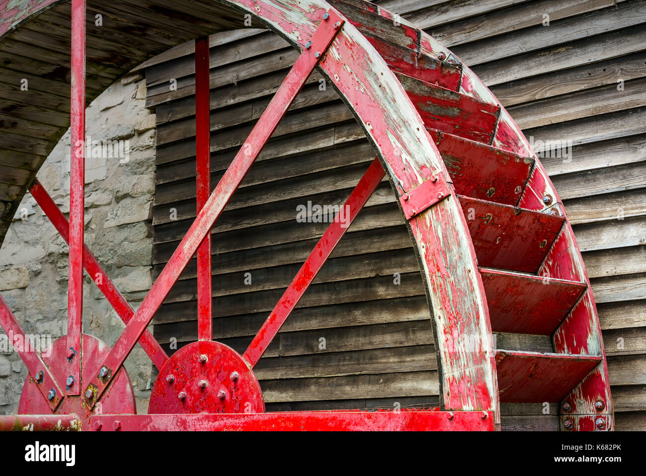 La roue de l'eau vide sur le côté d'un moulin du Wisconsin Banque D'Images