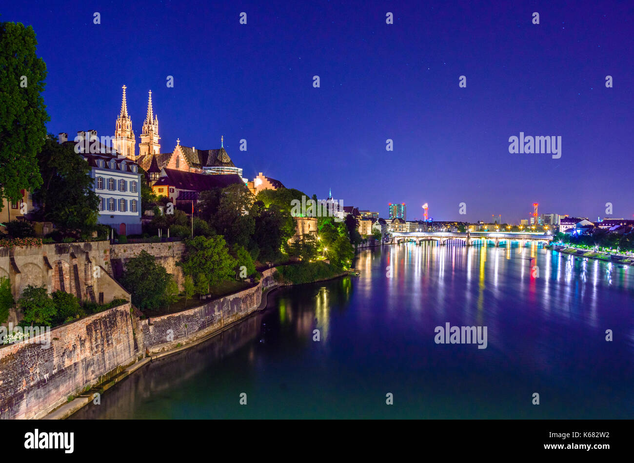 Vue sur la vieille ville de Bâle avec pierre rouge cathédrale munster et le Rhin, en Suisse. Banque D'Images