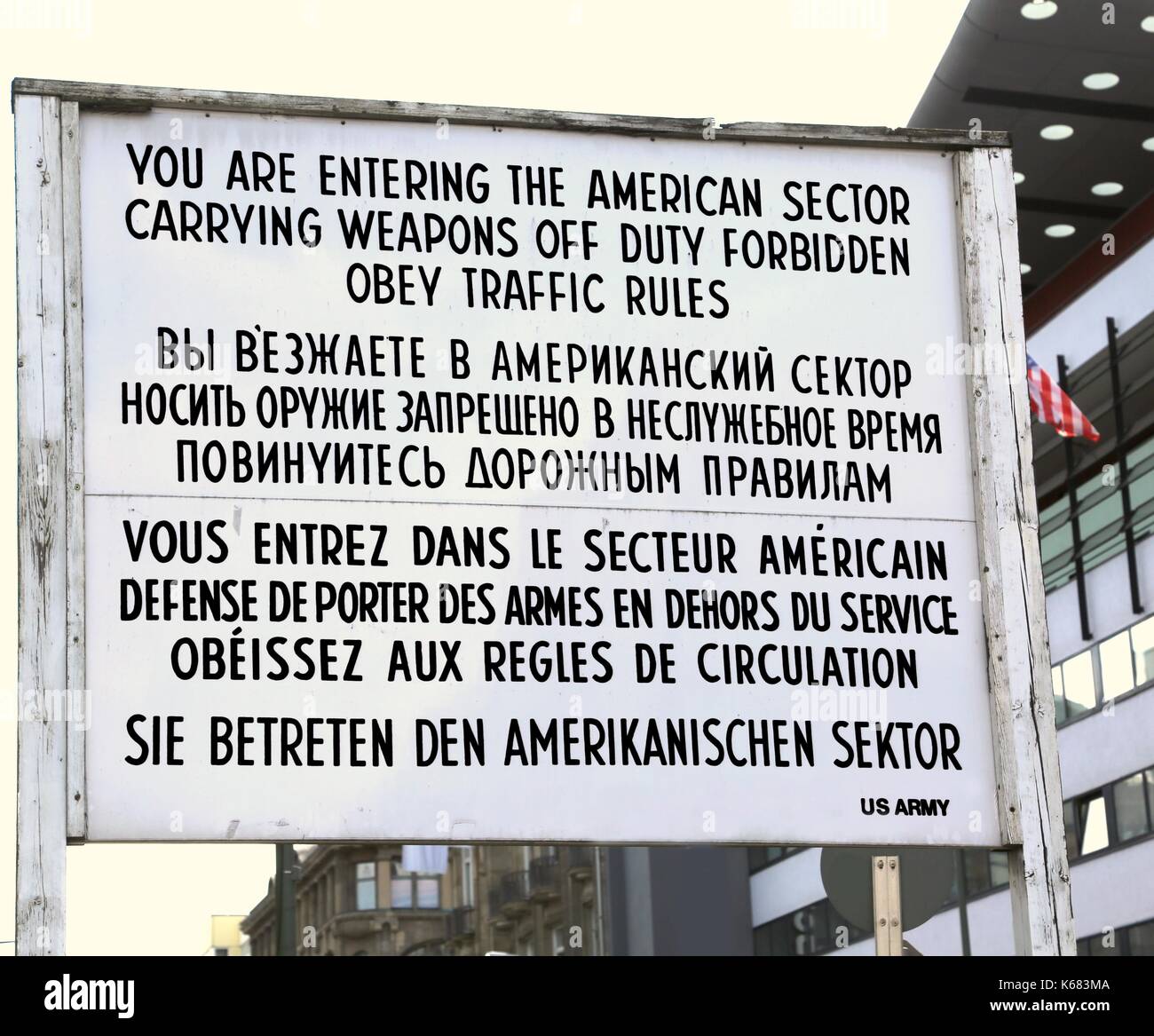 Berlin. L'Allemagne. la carte avec les instructions à la frontière point appelé check point charlie qui permettait le passage entre l'Est et l'ouest de Berlin Banque D'Images