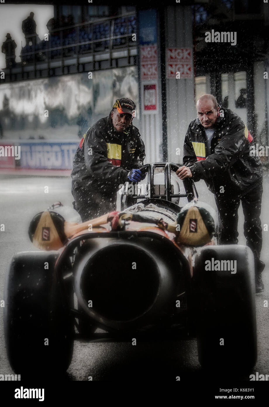 Fireforce est poussé sous le couvert lors de fortes pluies à Santa Pod Raceway, Angleterre Banque D'Images