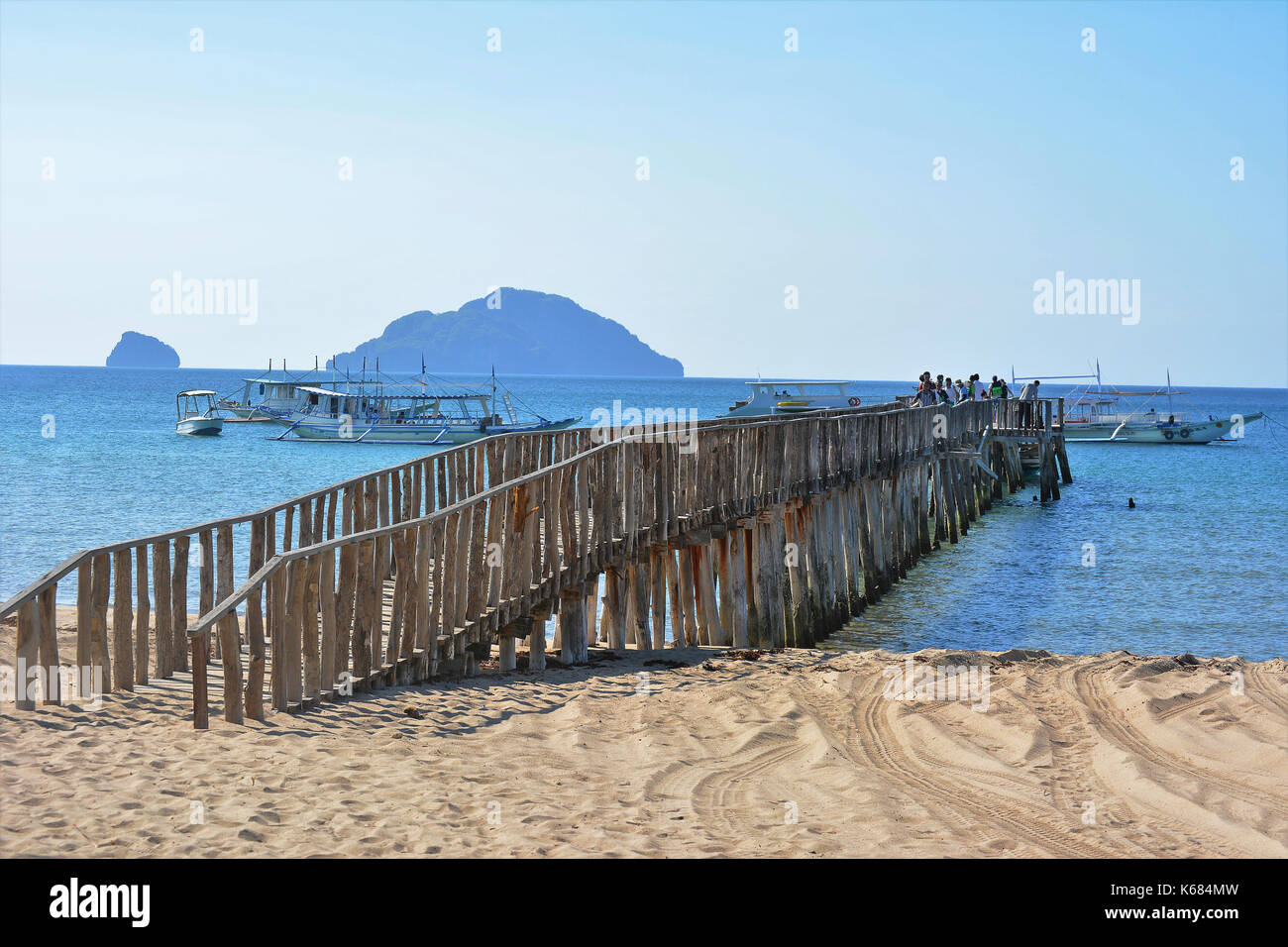 El NIDO, PALAMWAN, PHILIPPINES - 5 AVRIL 2016 : quai en bois à l'aéroport El Nido. Les voyageurs quittent l'aéroport et embarquteront à bord des bateaux pour se rendre sur l'autre île d Banque D'Images