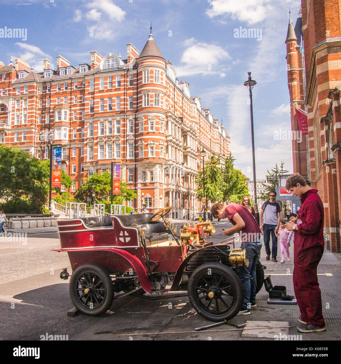 Mécaniciens travaillant sur une voiture classique à Kensington, Londres Banque D'Images