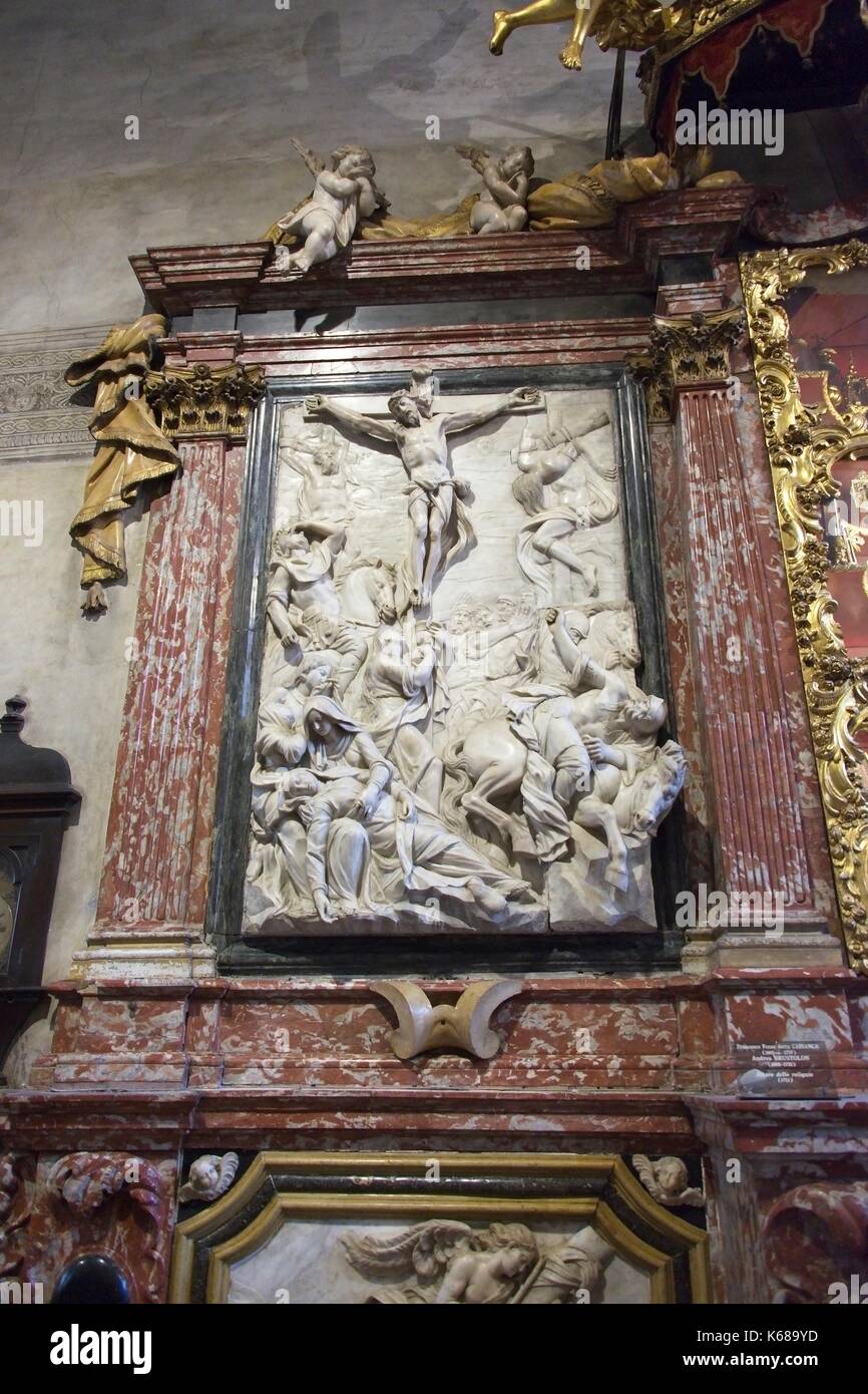 Venise Vénétie Italie. Basilique Santa Maria Gloriosa dei Frari (I), de l'intérieur. Autel des reliques de détails. Crucifixion par Francesco Penso appelé Cabianca, 1711 Banque D'Images