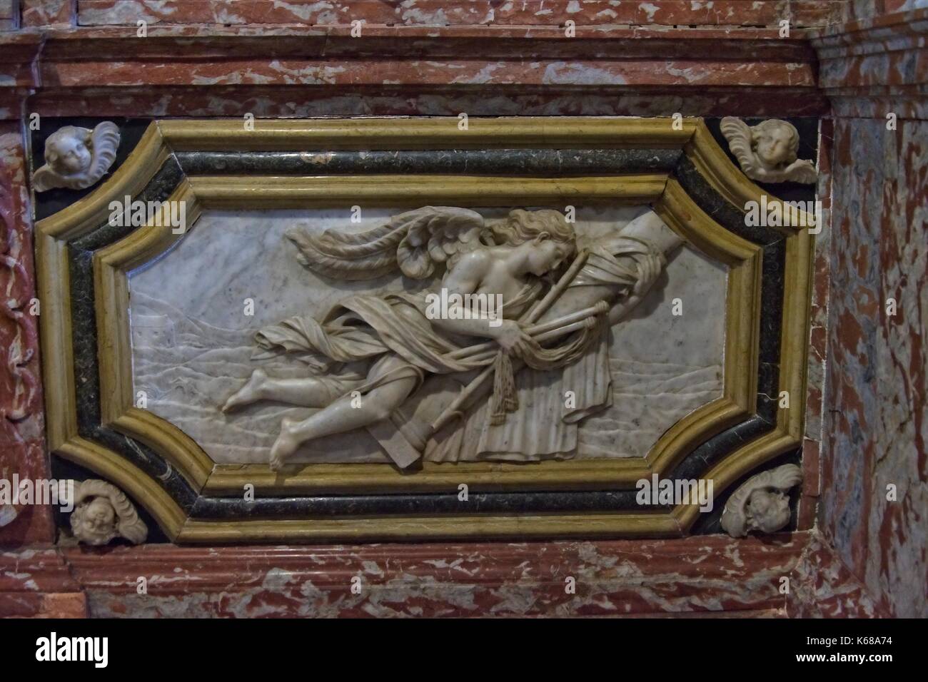 Venise Vénétie Italie. Basilique Santa Maria Gloriosa dei Frari (I), de l'intérieur. Autel des reliques de détails. Autel décoration par Francesco Cabianca 1711. Banque D'Images