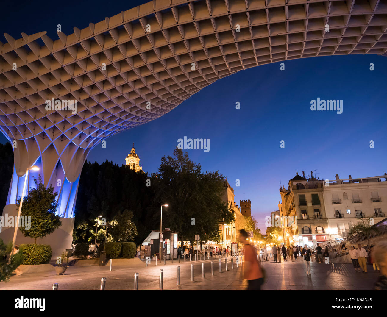 Vue de la nuit du parasol Metropol , communément appelée 'Mushrooms of Seville', réalisée par l'architecte Jürgen Mayer, Séville, Andalousie, Espagne Banque D'Images