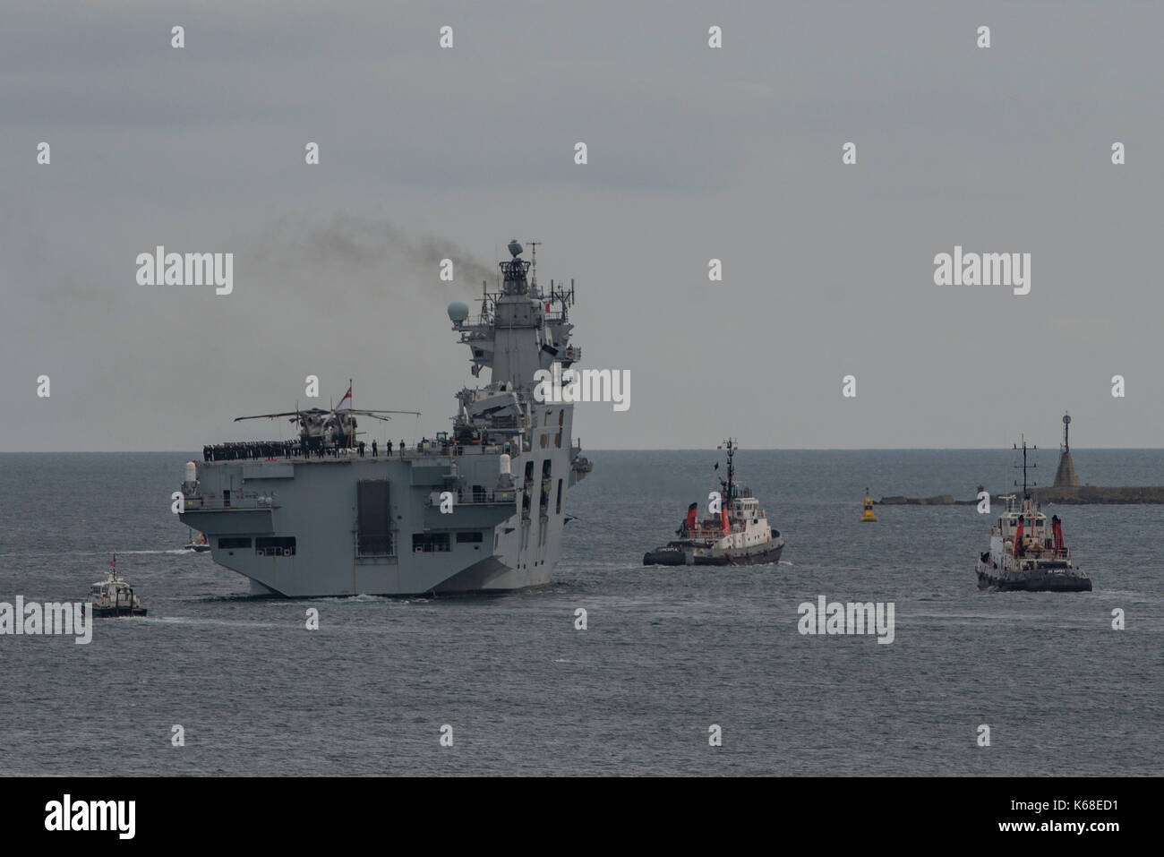 Le HMS Ocean quitte plymouth sur son dernier tour de service à la méditerranée avant d'être vendu à la marine brésilienne. Banque D'Images