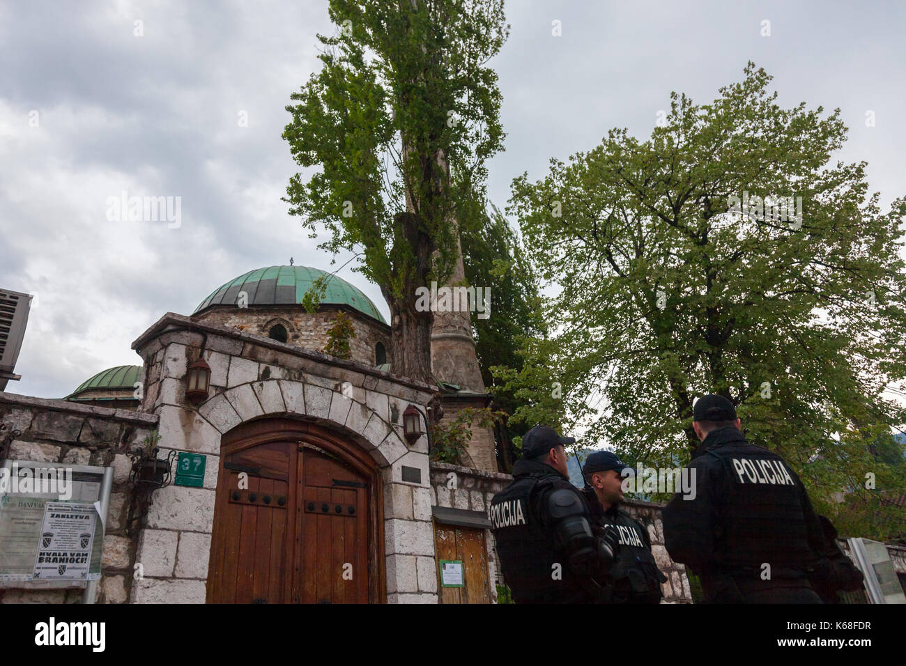 Sarajevo, Bosnie-Herzégovine - 15 avril 2017 : les unités de la police bosniaque portant des gilets pare-balles à patrouiller en face d'une des mosquées de la c Banque D'Images