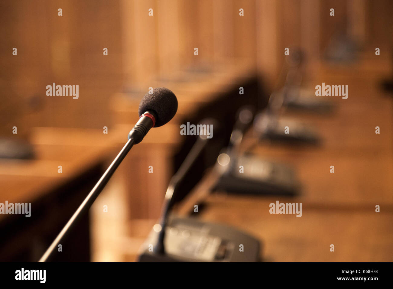 Close up sur un micro dans une salle de conférence d'une assemblée municipale. D'autres microphones similaires peut être vu dans l'arrière-plan, dans un millésime prix pic Banque D'Images