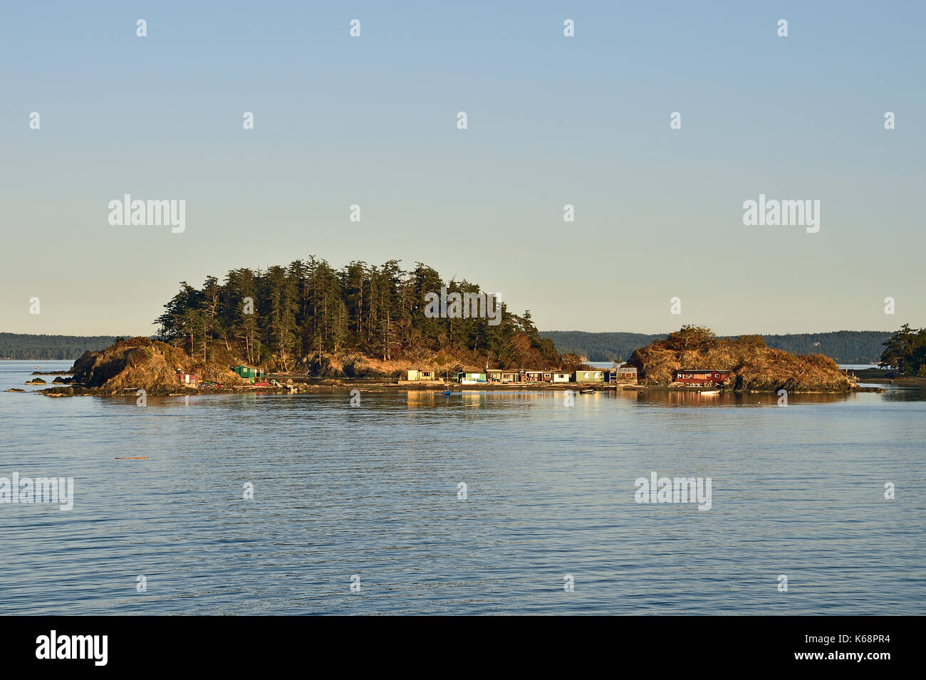 Une petite île avec des chalets et bâtiments sur ce qui est connu comme l'île de cabane sur Piper's Lagoon Park près de Nanaimo sur l'île de Vancouver, Colombie-Britannique C Banque D'Images