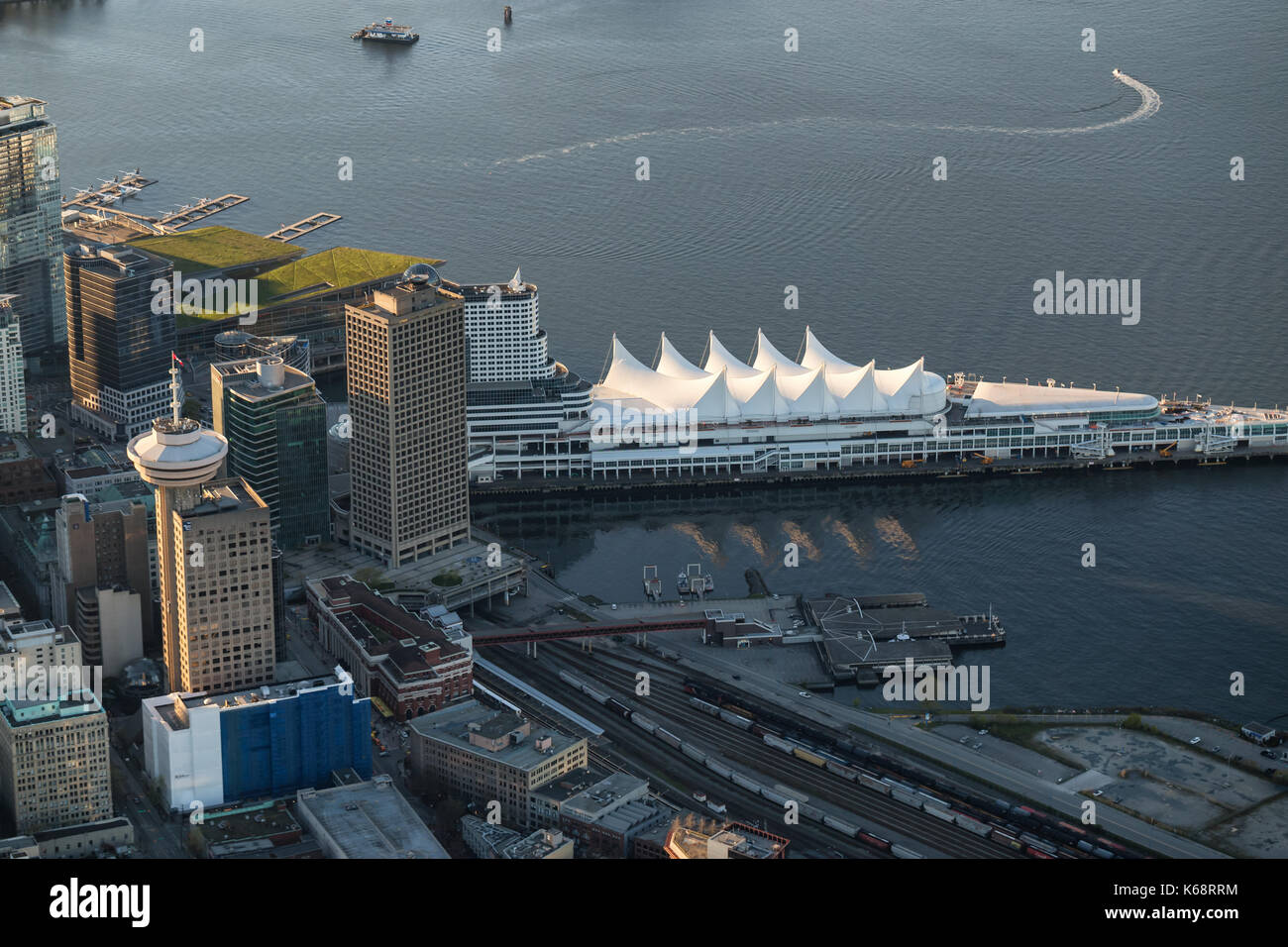 Le centre-ville de Vancouver, Colombie-Britannique, Canada - le 24 avril 2017 - vue aérienne sur la place du Canada, Coal Harbour, et Vancouver Convention Centre. Banque D'Images