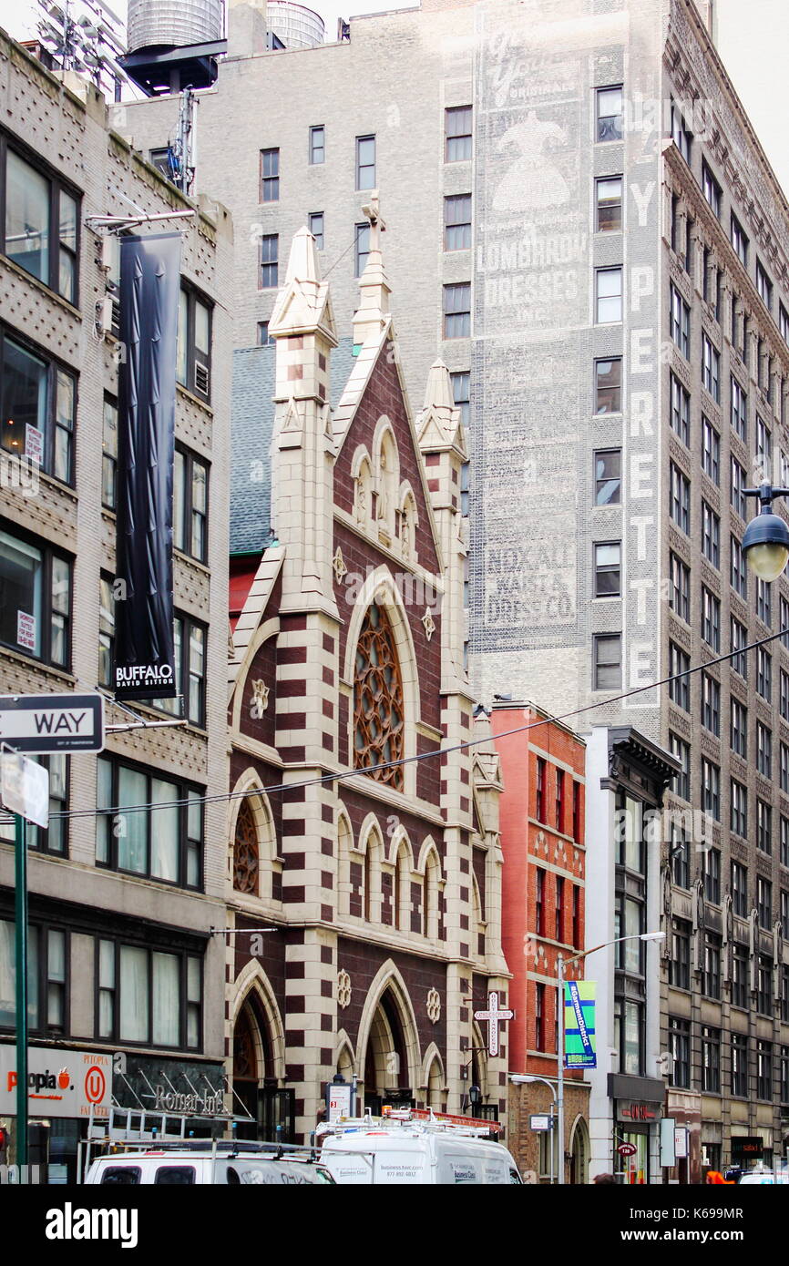 New York, USA - 27 septembre 2016 : les bâtiments situés le long de West 37th Street à Manhattan, broadway, y compris l'emblématique de l'église catholique romaine Banque D'Images