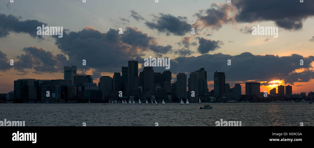 Le Boston, Massachusetts skyline at Dusk le 31 août 2017, juste avant le 'illuminer le port d'artifice' comme vu à partir de la zone de loisirs harborwalk. Banque D'Images