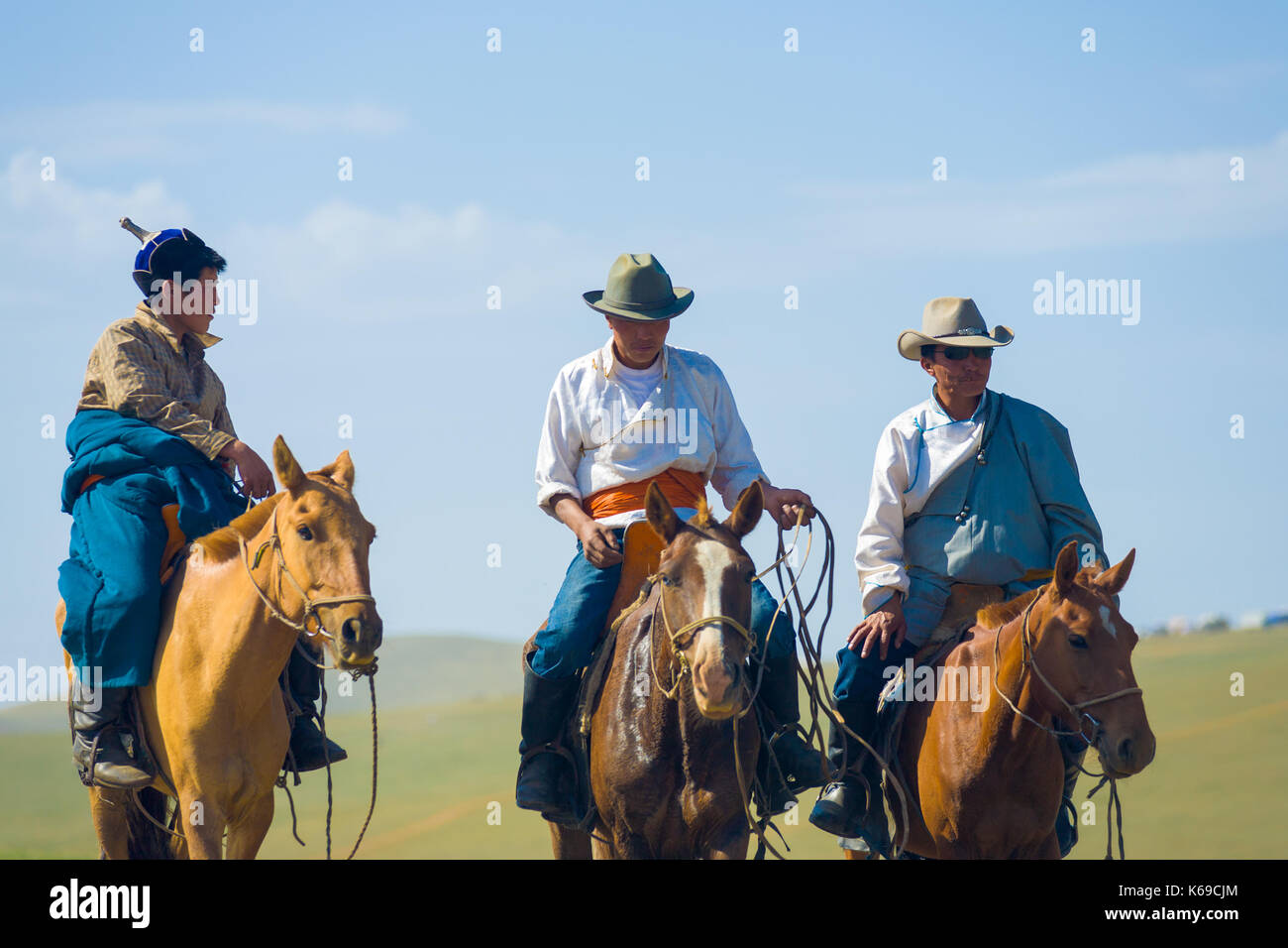 Oulan-bator, Mongolie - 12 juin 2007 : trois cowboys de Mongolie à cheval chevaux équitation approche en vêtements traditionnels et de chapeaux de cow-boy Banque D'Images