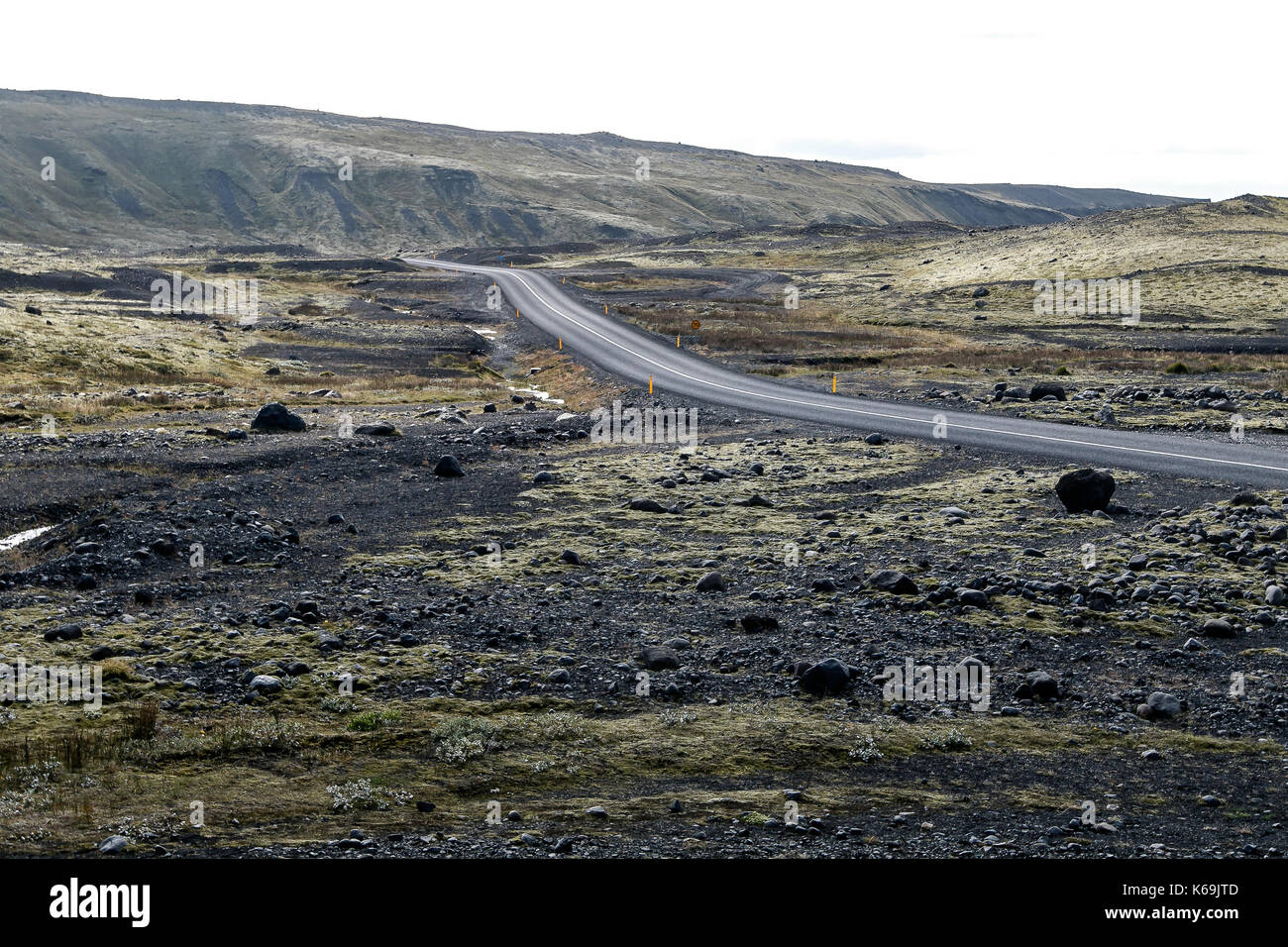 Route voyageant à travers un champ de lave en Islande. Banque D'Images