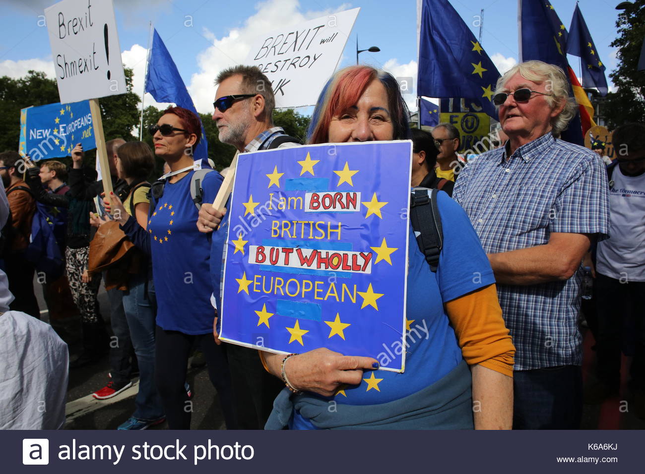 Roulement de manifestants pro-UE des slogans anti-Brexit promenade à travers les rues de Londres sur leur façon de Westminster et d'une femme montre un signe à la caméra. Banque D'Images