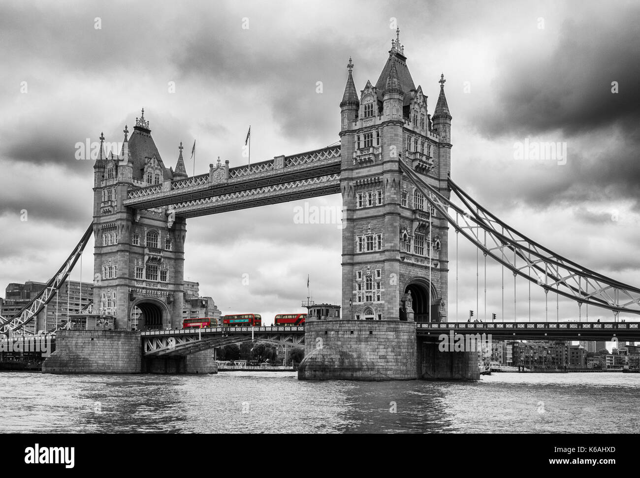 Des autobus sur Tower Bridge Londres Banque D'Images