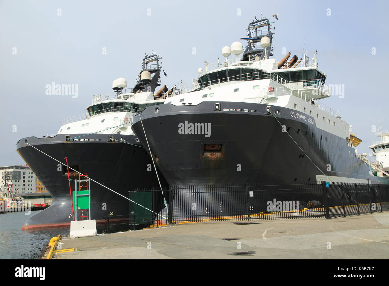 Héra olympique anchor handling tug expédier en port de Bergen, Norvège Banque D'Images