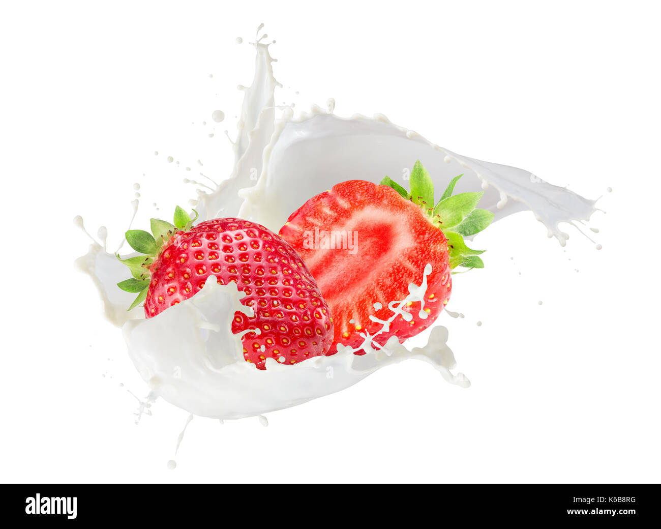 Les fraises avec du lait splash isolé sur un fond blanc. Banque D'Images